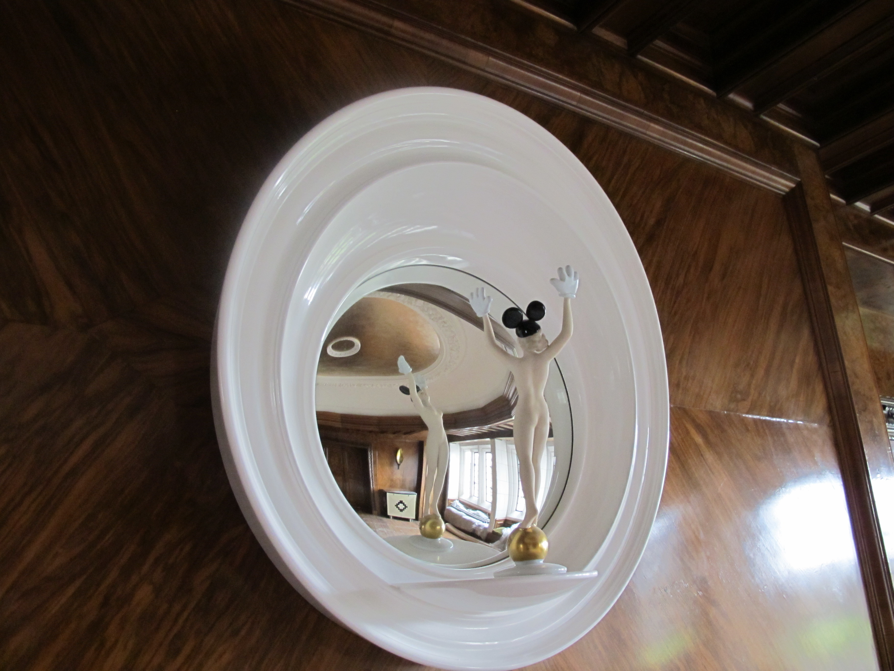 Plafond doré à la feuille d'or - Or moon - Vue à travers un miroir de Jeff Koons